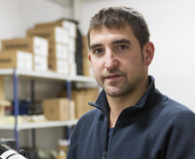 Aitor trabajando en producción en las bodegas Ostatu